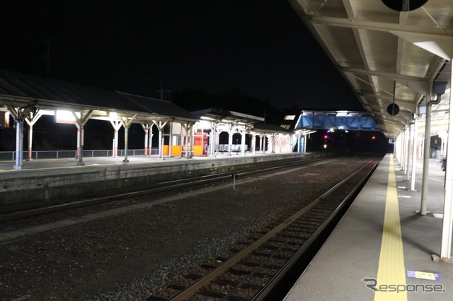 山陰本線と三江線が接続する江津駅。