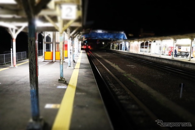 暗闇と静寂に包まれる江津駅。