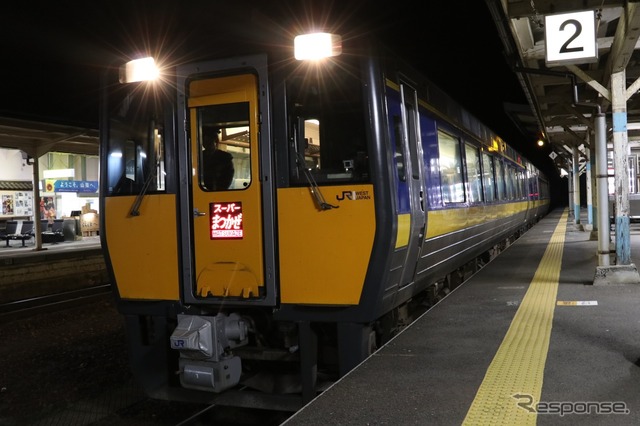 特急列車ははビジネスマン風の乗客が降車していた。