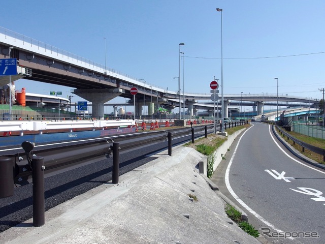 高谷JCT。並行する国道298号は一部供用中(3月25日)。