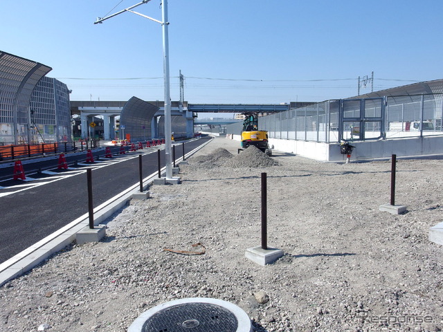 地上の国道298号内回り、市川市高谷2丁目交差点から北を臨む。前方の高架は東京メトロ東西線(3月25日)。
