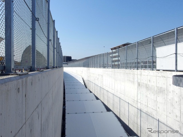 高速道路地下区間の天井開口部。市川市田尻5丁目付近(3月25日)。
