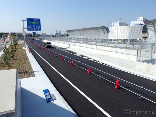国道298号内回り、市川市田尻5丁目北歩道橋から北を臨む。左から降りてくる高架は県道市川浦安線(3月25日)。