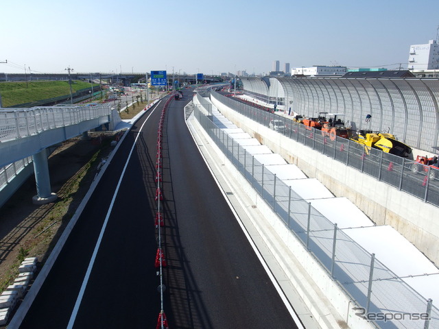 国道298号内回りと高速道路地下区間の天井開口部。市川市田尻5丁目北歩道橋から北を臨む。左から降りてくる高架は県道市川浦安線（3月25日）。