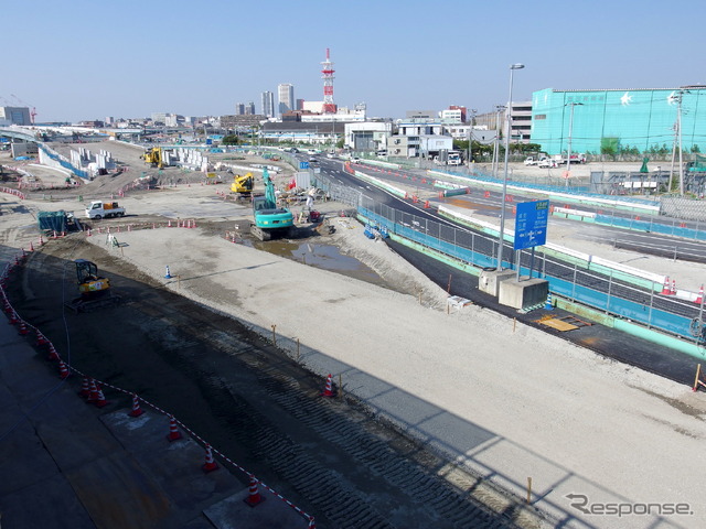 県道市川浦安線新行徳橋北詰付近から北を見る。左手の立体交差は京葉市川JCT（3月25日）。