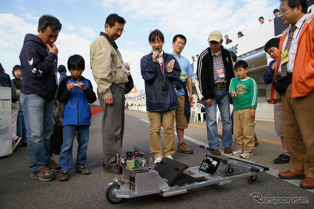 単三電池で人間の乗り物が動く!…日本EVフェスティバル