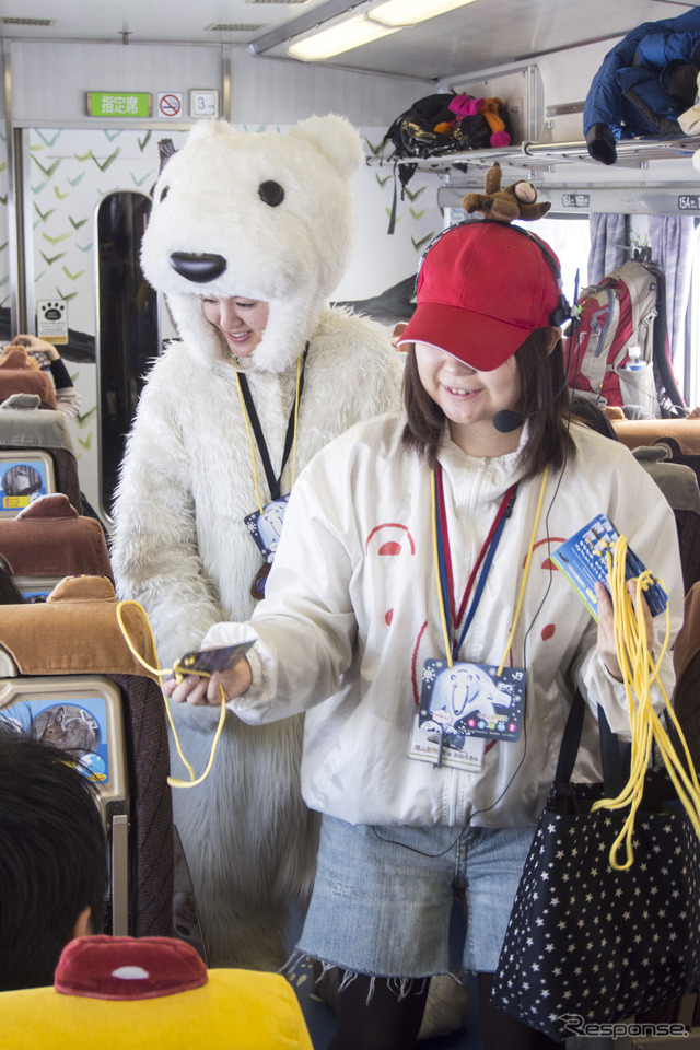 車内では、動物の着ぐるみ姿のスタッフが乗車証明書を配布していた。2014年2月5日撮影。