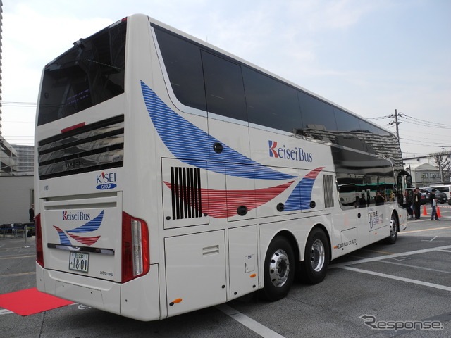 京成バスが3月29日から運行するバリアフリーに対応した2階建てバス「ダブルデッカー」