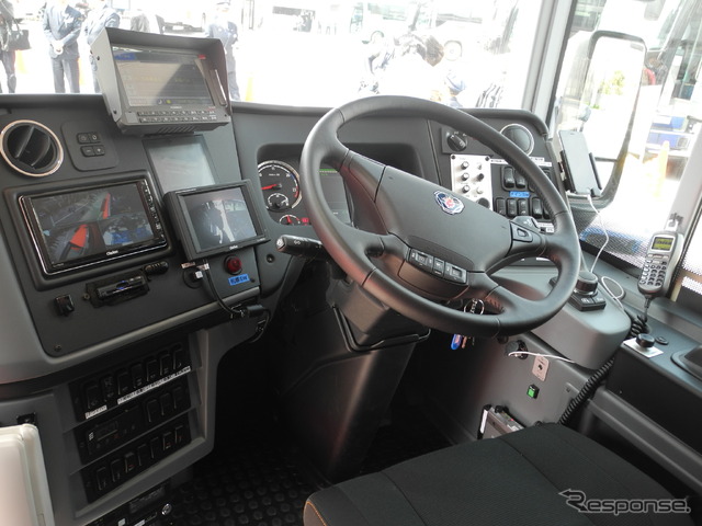 「ダブルデッカー」の運転席