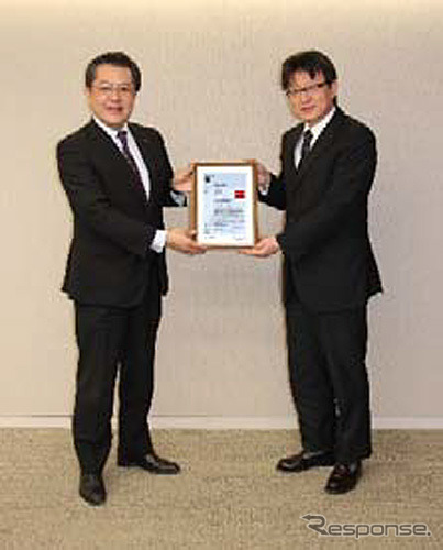 ローム LSI本部 商品開発担当 金井延浩統括部長(右)とテュフ ラインランド ジャパン株式会社 運輸・交通部 有馬一志部長