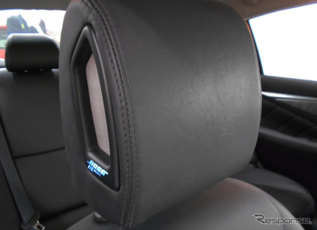 ヘッドレストの左右に付けられたスピーカー(Bose Aware Signal Steering Technology)
