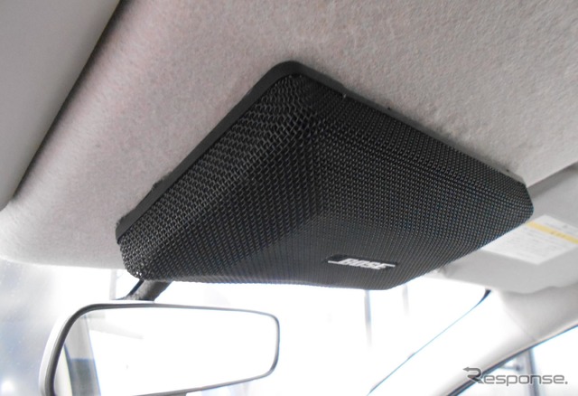 フロントウィンドーの上部につけられたマイク。これで車内の音をすべて拾う(Bose ClearVoice)