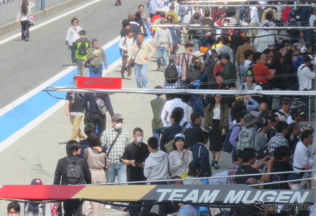 平日にしてはかなりの数のファンが富士を訪れた(写真はオープンピット)。