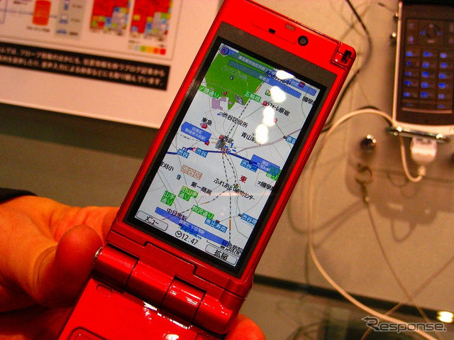 【東京モーターショー07】ゼンリンブースでドコモ 905i シリーズを体感