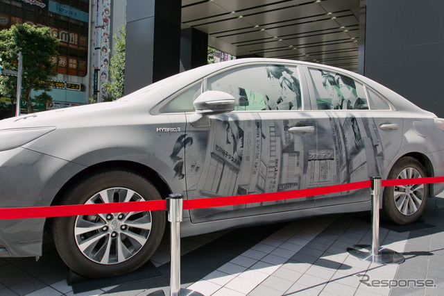 汚いけど美しい!? ホコリまみれの車にアニメ絵が描かれた「dusty car」が秋葉原に出現