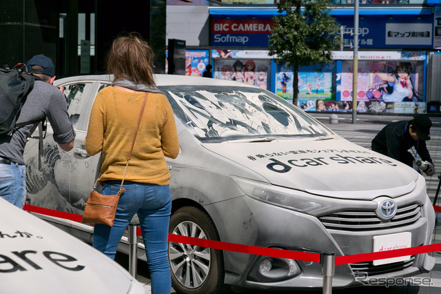 汚いけど美しい!? ホコリまみれの車にアニメ絵が描かれた「dusty car」が秋葉原に出現