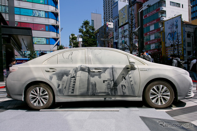 汚いけど美しい!? ホコリまみれの車にアニメ絵が描かれた「dusty car」が秋葉原に出現
