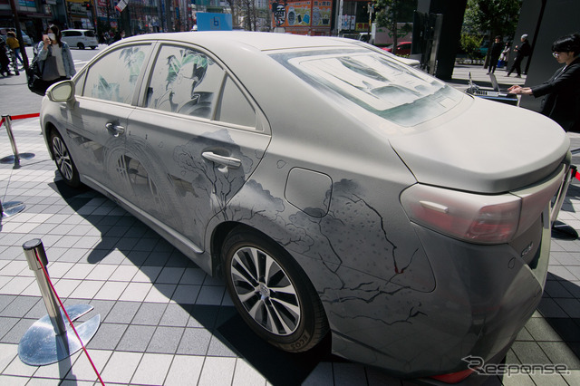 汚いけど美しい!? ホコリまみれの車にアニメ絵が描かれた「dusty car」が秋葉原に出現