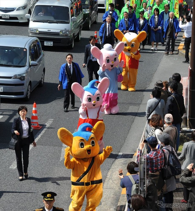 小池都知事も、ピーポファミリーも、巣鴨警察も...さくら祭りで交通安全パレード(31日、東京都豊島区巣鴨)