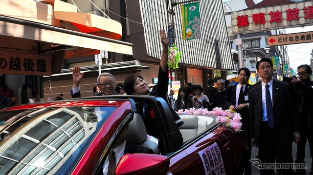 小池都知事も、ピーポファミリーも、巣鴨警察も...さくら祭りで交通安全パレード(31日、東京都豊島区巣鴨)