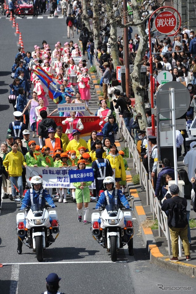 小池都知事も、ピーポファミリーも、巣鴨警察も...さくら祭りで交通安全パレード(31日、東京都豊島区巣鴨)