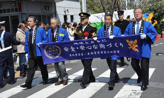 小池都知事も、ピーポファミリーも、巣鴨警察も...さくら祭りで交通安全パレード(31日、東京都豊島区巣鴨)
