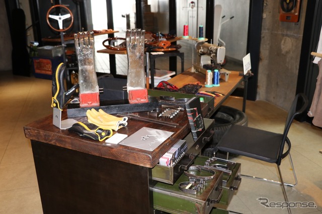 六本木ル・ガラージュの店先はさながら工房に。