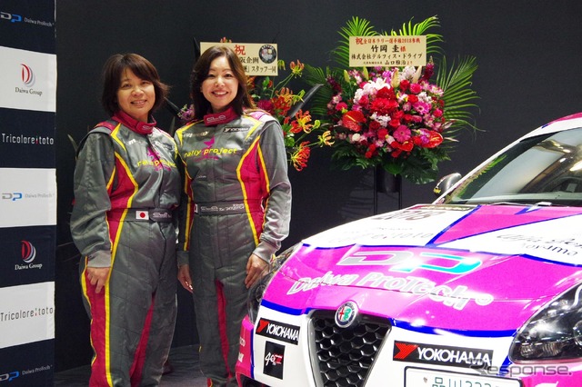 竹岡圭さん(右)とコドライバーの佐竹尚子さん(左)