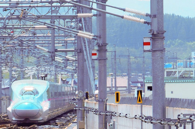 新青森駅に進入する新函館北斗行き『はやぶさ』。2016年5月25日。