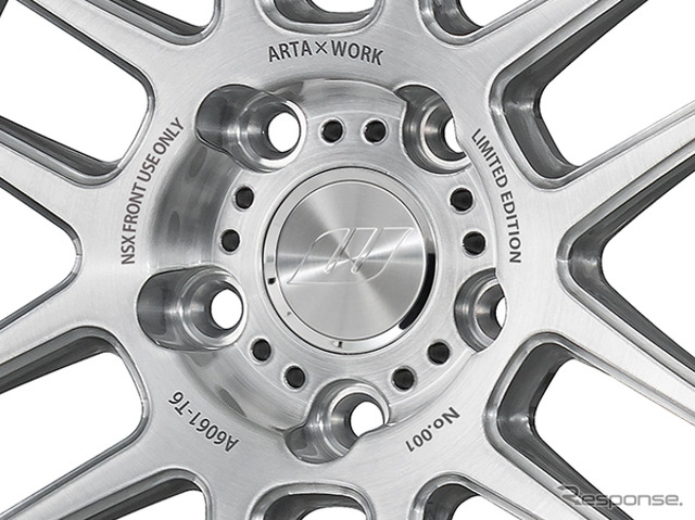 ナットホール周りには「ARTA×WORK」や鍛造素材名、シリアルナンバーの刻印