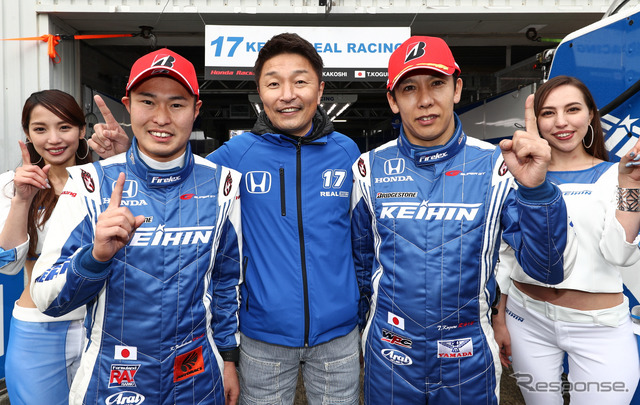 GT500のポールを獲得した塚越(左)と小暮(右)。