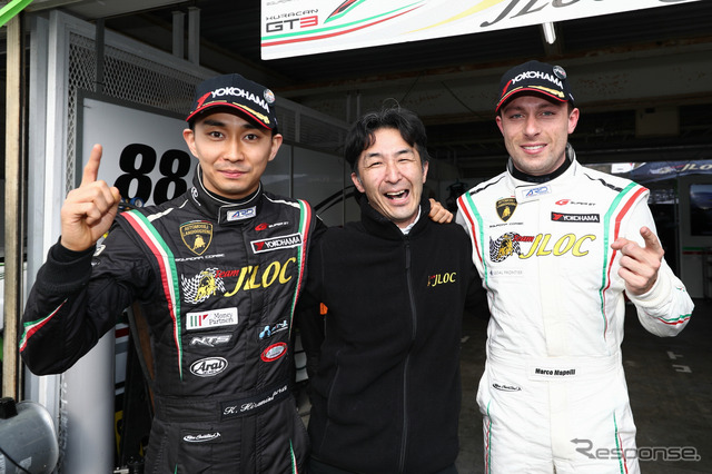 GT300のポールを獲得した平峰(左)とマッペリ(右)。
