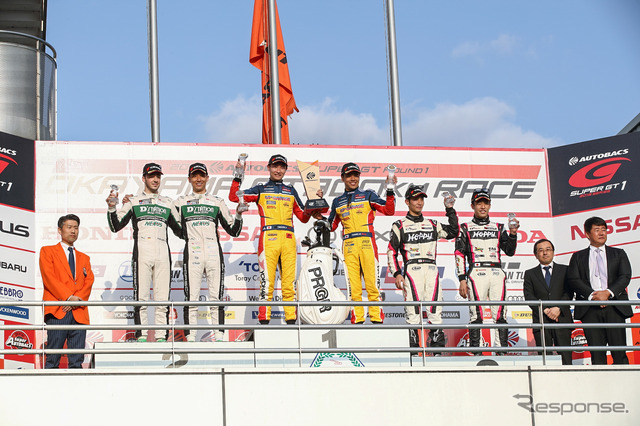 GT300クラスの表彰式(中央左が小林、右が中山)。