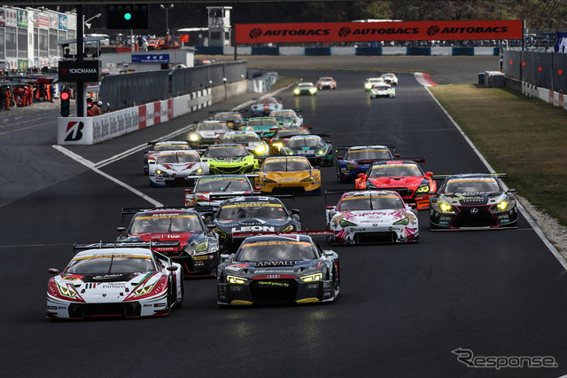 GT300の決勝スタート。