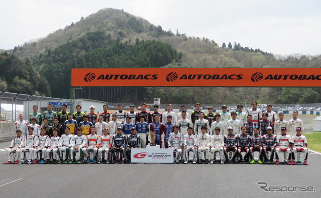 予選日のGT300参戦ドライバー集合撮影。
