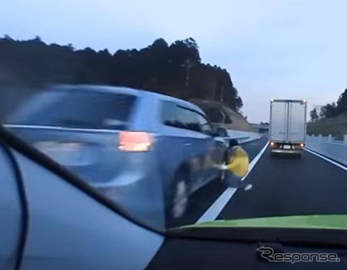 走行車両から見た本線上のタイヤ交換する作業者（ダミー人形）