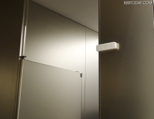 ドアに設置された開閉センサーが使用状況を知らせる