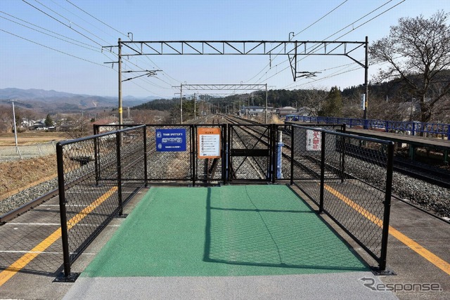 滝沢駅2・3番線ホームの盛岡側に設置されているトレインスポッターズ。「駅での鉄道撮影を規制するより、そのスペースを設けたほうがよいのでは？」という「お立ち台」的な発想で生まれた全国初の駅の鉄道撮影専用スペースだ。