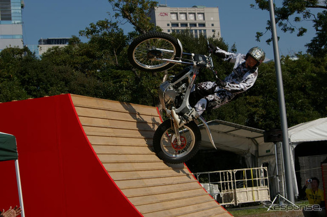 【東京モーターショー07】バイクトライアルデモ、縄跳び成功