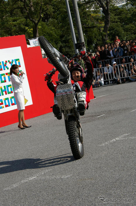 【東京モーターショー07】バイクトライアルデモ、縄跳び成功