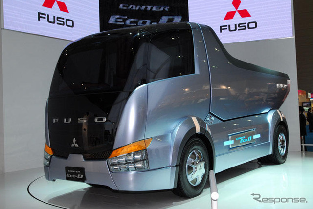 【東京モーターショー07】三菱ふそうの実物大モデルにライバルが…