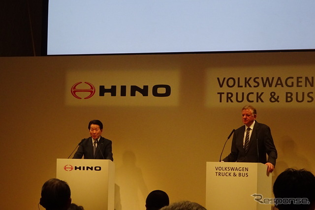 記者会見する日野の下社長とVWトラック＆バスのレンシュラーCEO