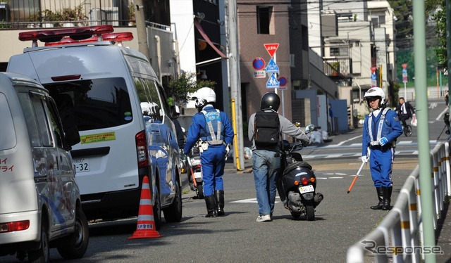 通学路一斉検問の様子。子供たちの登下校時、スクールゾーンにある生活道路は歩行者専用となることが多い(13日・品川区)