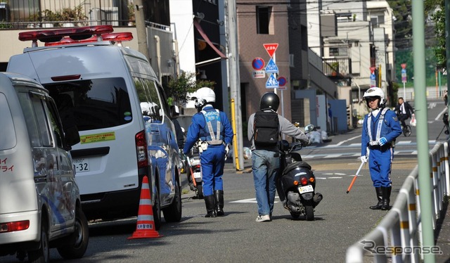 通学路一斉検問の様子。子供たちの登下校時、スクールゾーンにある生活道路は歩行者専用となることが多い（13日・品川区）