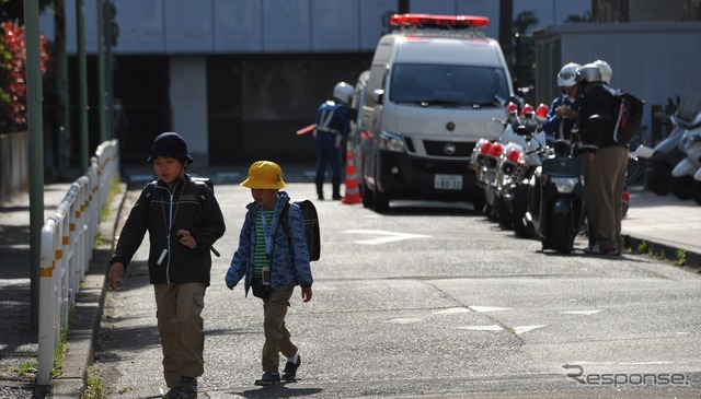 通学路一斉検問の様子。子供たちの登下校時、スクールゾーンにある生活道路は歩行者専用となることが多い(13日・品川区)