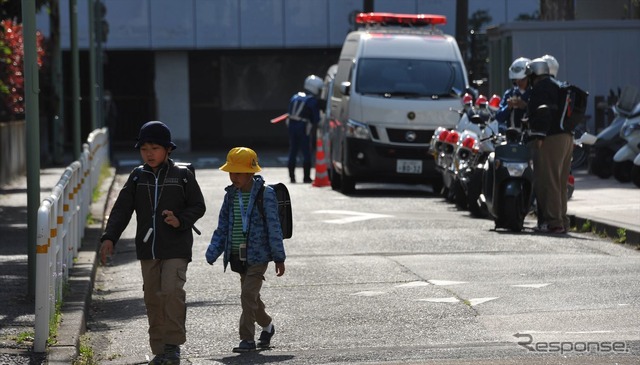 通学路一斉検問の様子。子供たちの登下校時、スクールゾーンにある生活道路は歩行者専用となることが多い（13日・品川区）