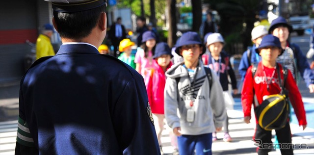 通学路一斉検問の様子。子供たちの登下校時、スクールゾーンにある生活道路は歩行者専用となることが多い(13日・品川区)