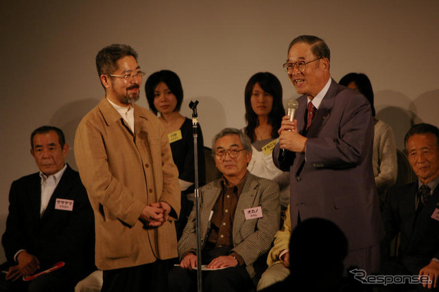 【東京モーターショー07】張会長、ユーザーが考える「夢のクルマ」を熱心にメモ