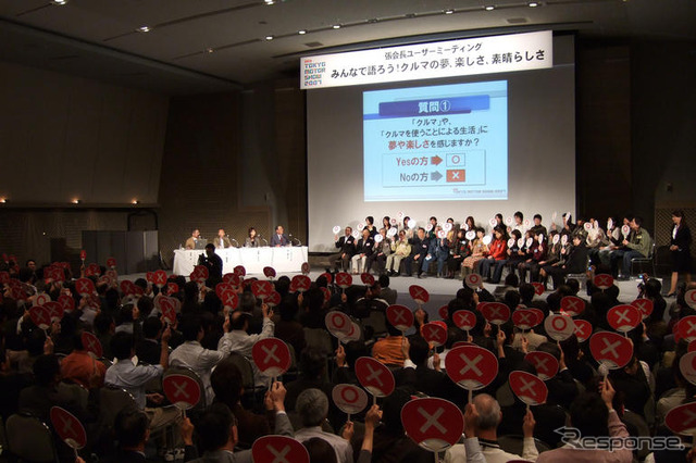 【東京モーターショー07】張会長、ユーザーが考える「夢のクルマ」を熱心にメモ