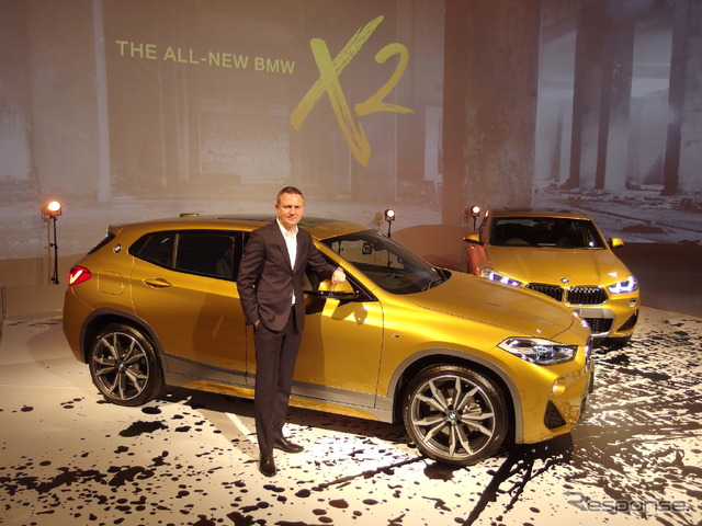 BMW X2とビー・エム・ダブリューのペーター・クロンシュナーブル代表取締役社長